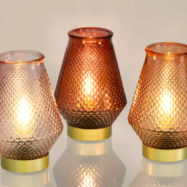 CASA DI ELTURO LED-lamp Ella – Bordeaux Rood – Goud – Werkt Op Batterijen (incl. Lamp) – Ø13 X18 Cm 2 CASA DI ELTURO LED-lamp Ella – Bordeaux Rood – Goud – Werkt Op Batterijen (incl. Lamp) – Ø13 X18 Cm - Afbeelding 2